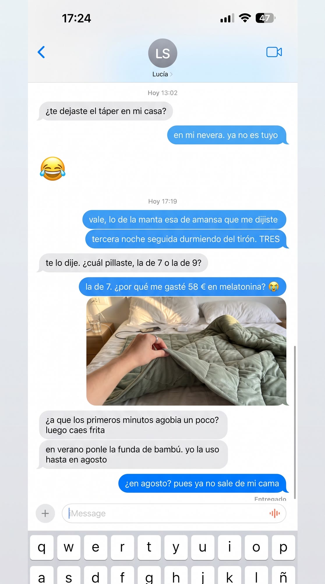 Anuncio en forma de chat: una amiga cuenta que lleva tres noches durmiendo del tirón con una manta con peso.